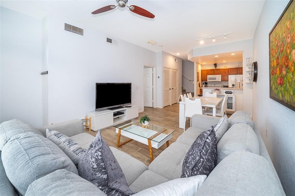 For Rent: $2,250 (3 beds, 2 baths, 1296 Square Feet)
