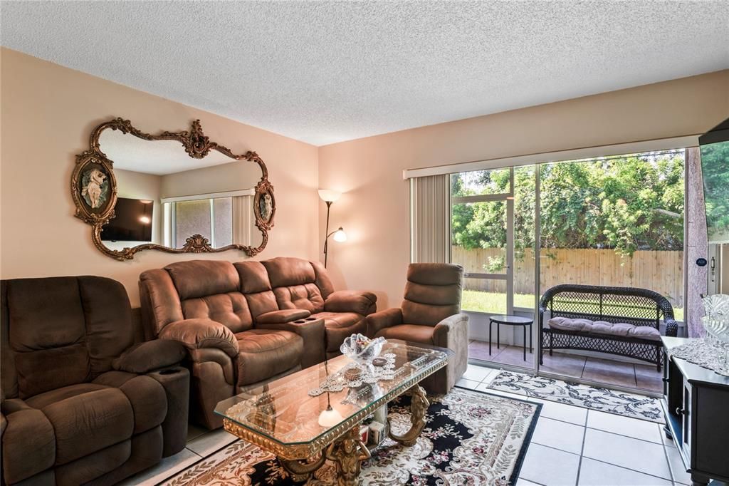 待售: $168,000 (2 贝兹, 2 浴室, 835 平方英尺)