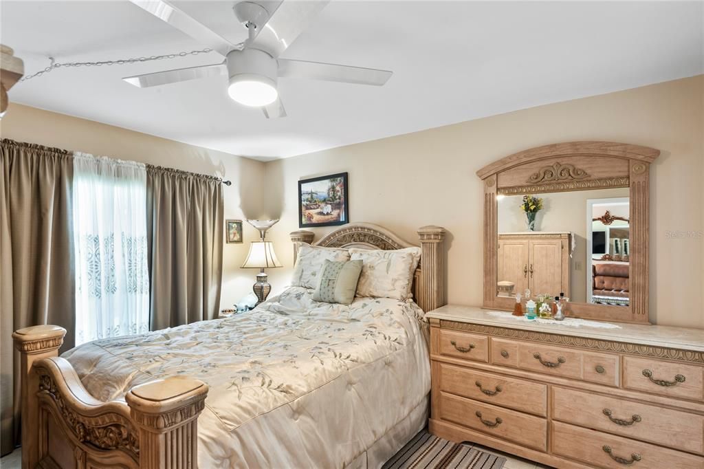 待售: $168,000 (2 贝兹, 2 浴室, 835 平方英尺)