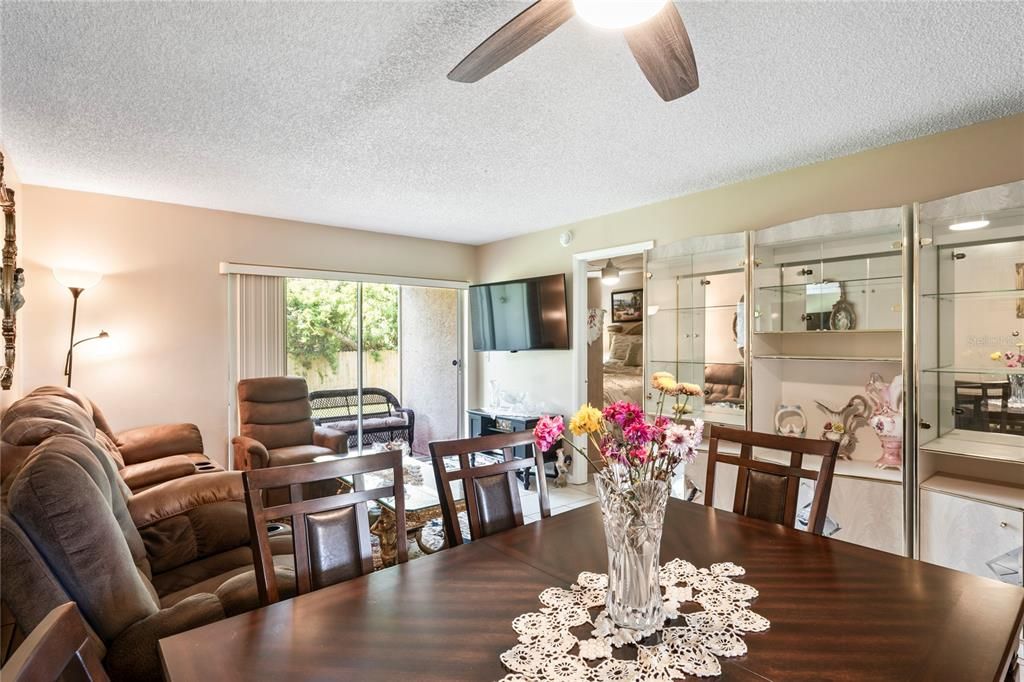 待售: $168,000 (2 贝兹, 2 浴室, 835 平方英尺)