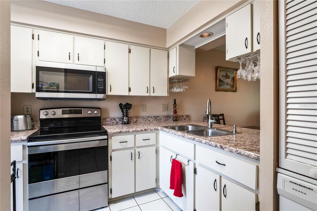 待售: $168,000 (2 贝兹, 2 浴室, 835 平方英尺)