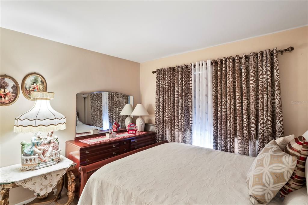 待售: $168,000 (2 贝兹, 2 浴室, 835 平方英尺)