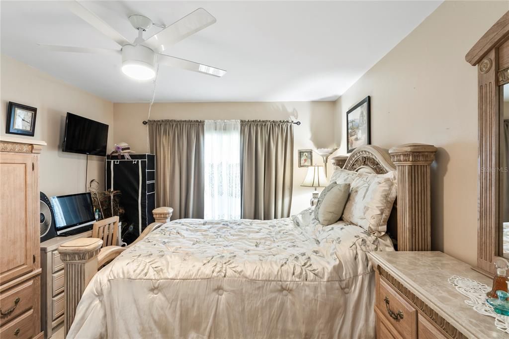 待售: $168,000 (2 贝兹, 2 浴室, 835 平方英尺)