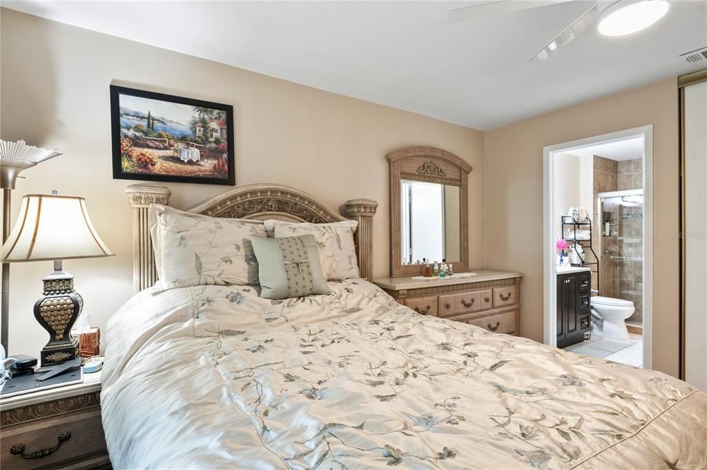 待售: $168,000 (2 贝兹, 2 浴室, 835 平方英尺)