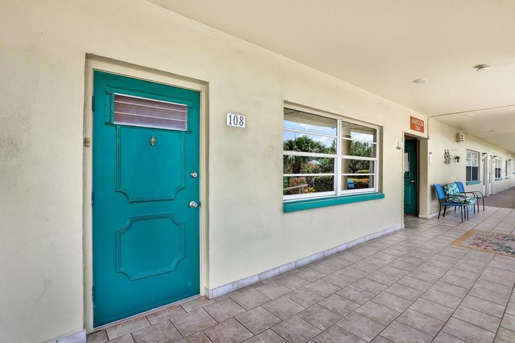 Под контрактом: $165,000 (1 спален, 1 ванн, 815 Квадратных фут)