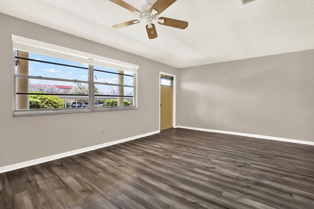 Под контрактом: $165,000 (1 спален, 1 ванн, 815 Квадратных фут)