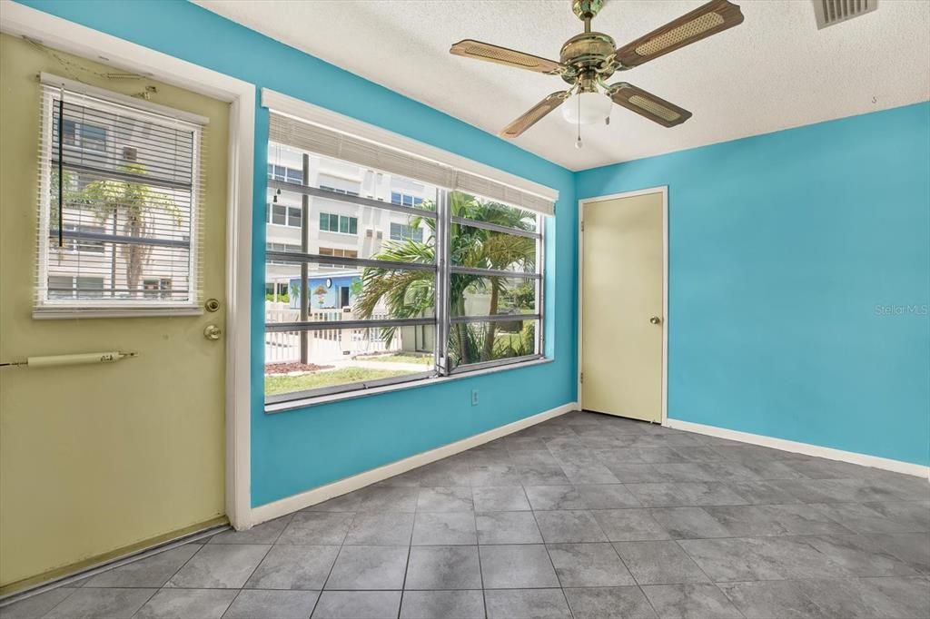 Под контрактом: $165,000 (1 спален, 1 ванн, 815 Квадратных фут)