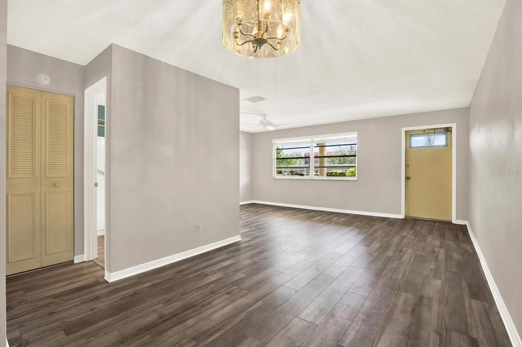 Под контрактом: $165,000 (1 спален, 1 ванн, 815 Квадратных фут)