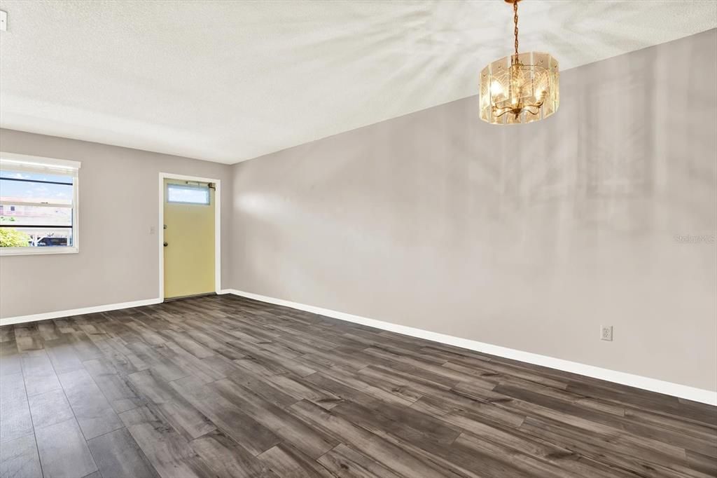 Под контрактом: $165,000 (1 спален, 1 ванн, 815 Квадратных фут)