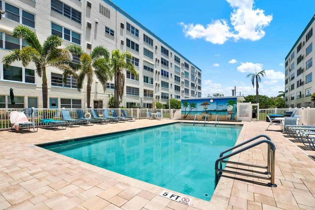 Под контрактом: $165,000 (1 спален, 1 ванн, 815 Квадратных фут)