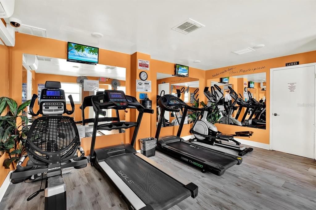 Под контрактом: $165,000 (1 спален, 1 ванн, 815 Квадратных фут)