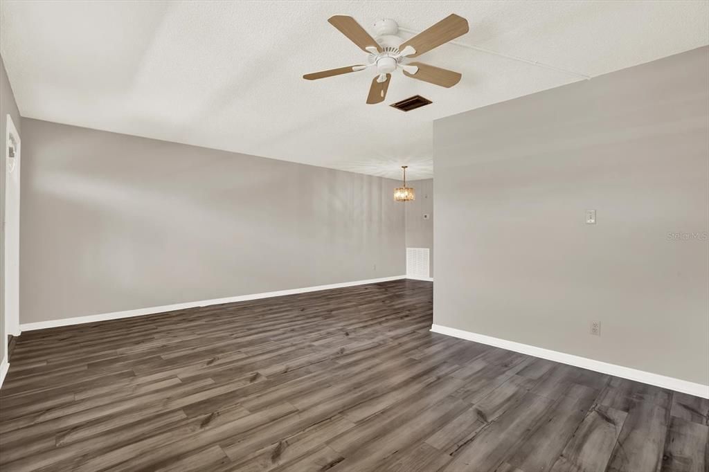 Под контрактом: $165,000 (1 спален, 1 ванн, 815 Квадратных фут)