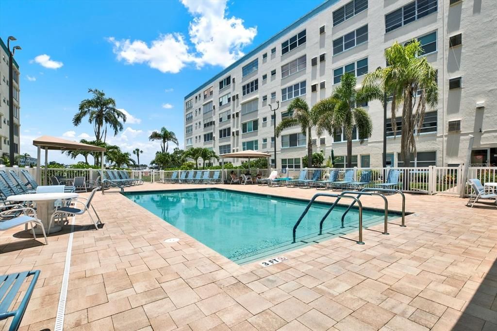 Под контрактом: $165,000 (1 спален, 1 ванн, 815 Квадратных фут)