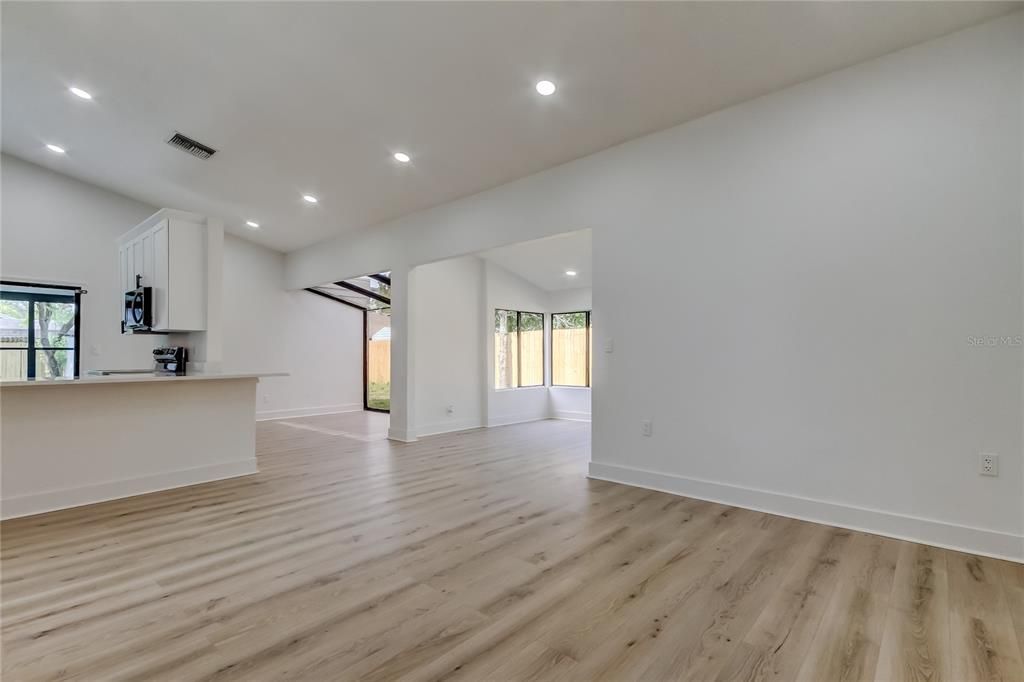 Active With Contract: $385,000 (3 beds, 2 baths, 1476 Square Feet)