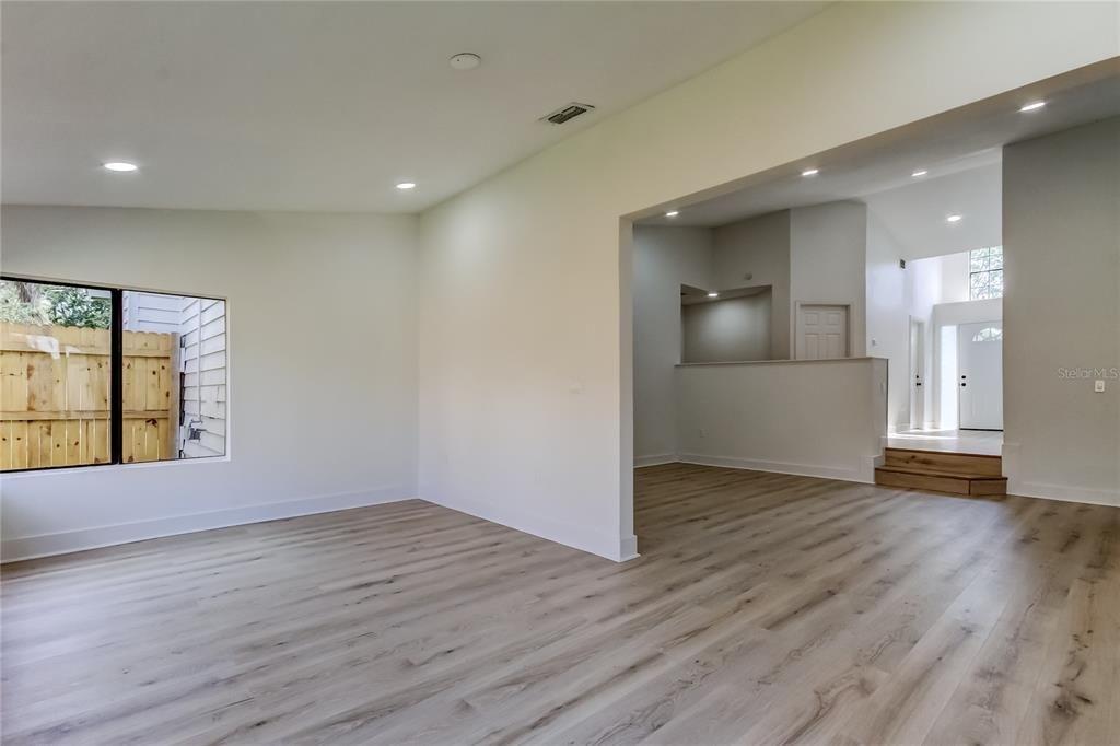 Active With Contract: $385,000 (3 beds, 2 baths, 1476 Square Feet)