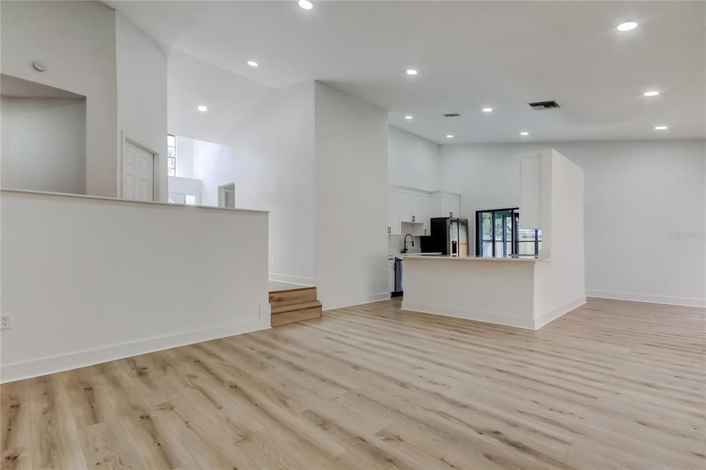 Active With Contract: $385,000 (3 beds, 2 baths, 1476 Square Feet)