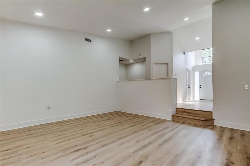 Active With Contract: $385,000 (3 beds, 2 baths, 1476 Square Feet)