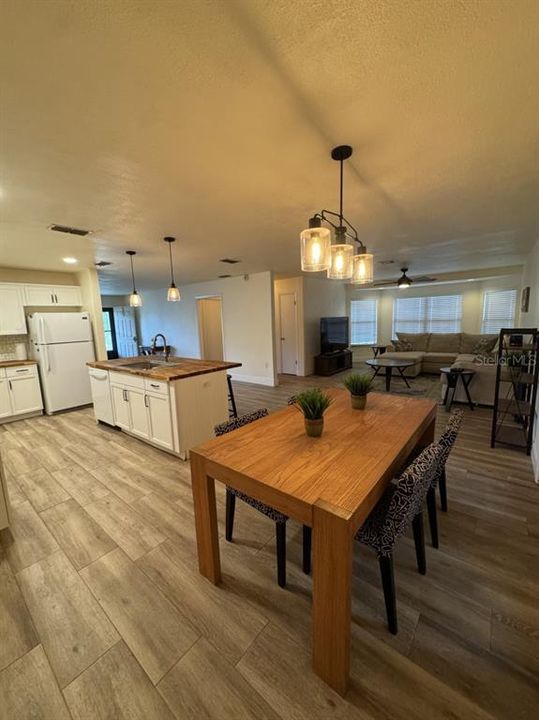 Active With Contract: $344,900 (2 beds, 2 baths, 1474 Square Feet)