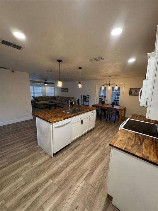 Active With Contract: $344,900 (2 beds, 2 baths, 1474 Square Feet)