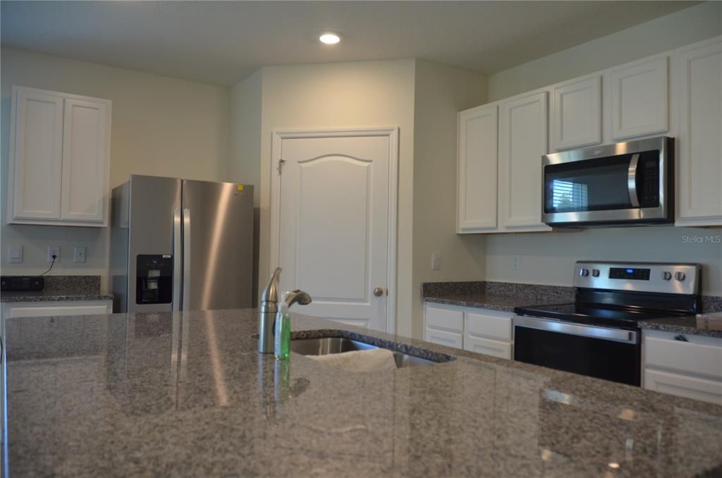 出租: $2,200 (4 贝兹, 2 浴室, 1617 平方英尺)