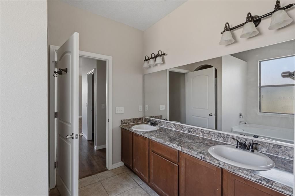 En Venta: $424,900 (5 camas, 3 baños, 2850 Pies cuadrados)