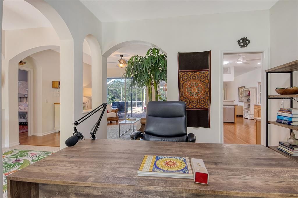 Activo con contrato: $714,990 (4 camas, 3 baños, 2402 Pies cuadrados)