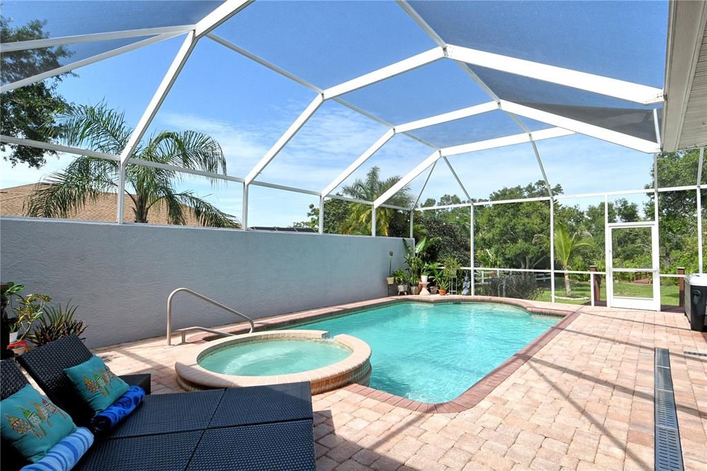 Activo con contrato: $714,990 (4 camas, 3 baños, 2402 Pies cuadrados)