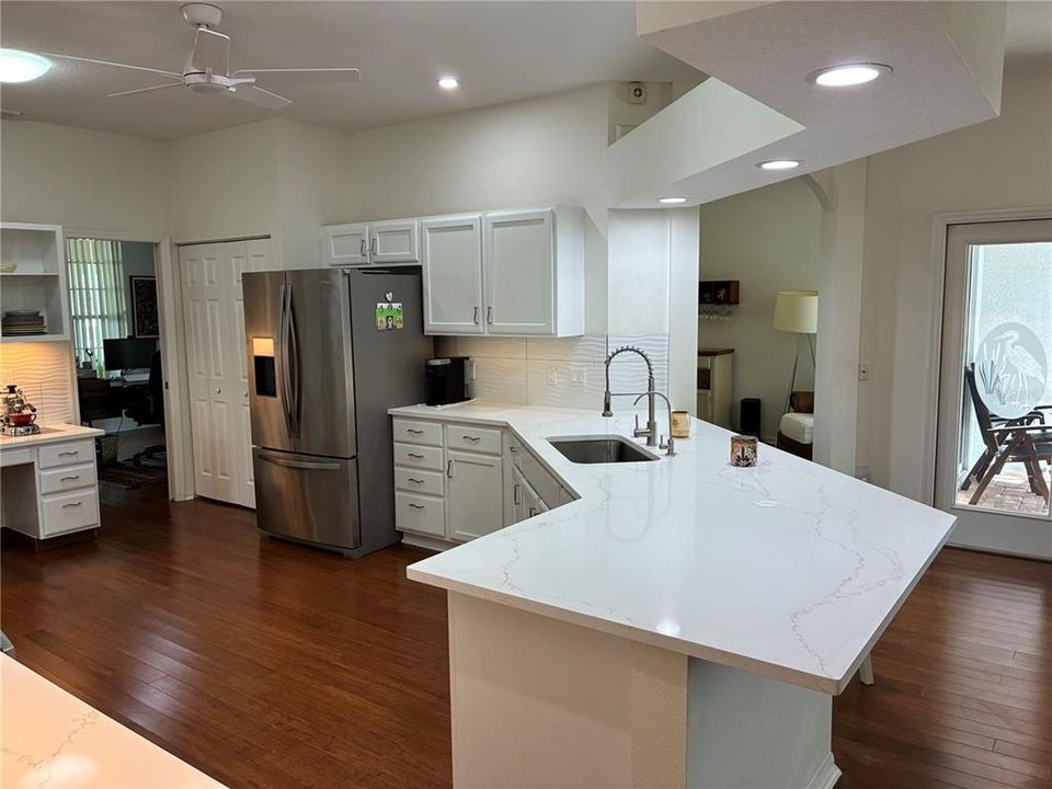 Activo con contrato: $714,990 (4 camas, 3 baños, 2402 Pies cuadrados)