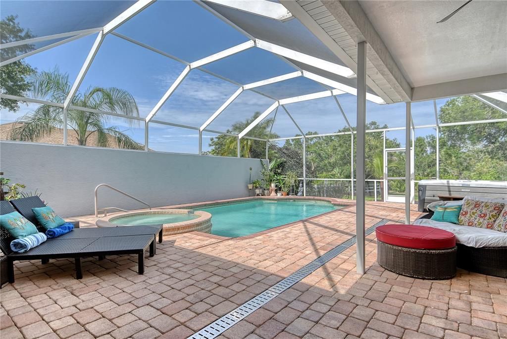 Activo con contrato: $714,990 (4 camas, 3 baños, 2402 Pies cuadrados)