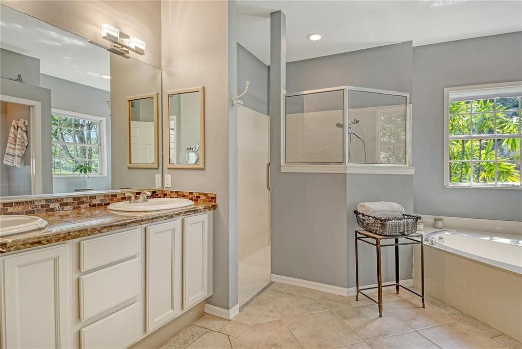 Activo con contrato: $714,990 (4 camas, 3 baños, 2402 Pies cuadrados)