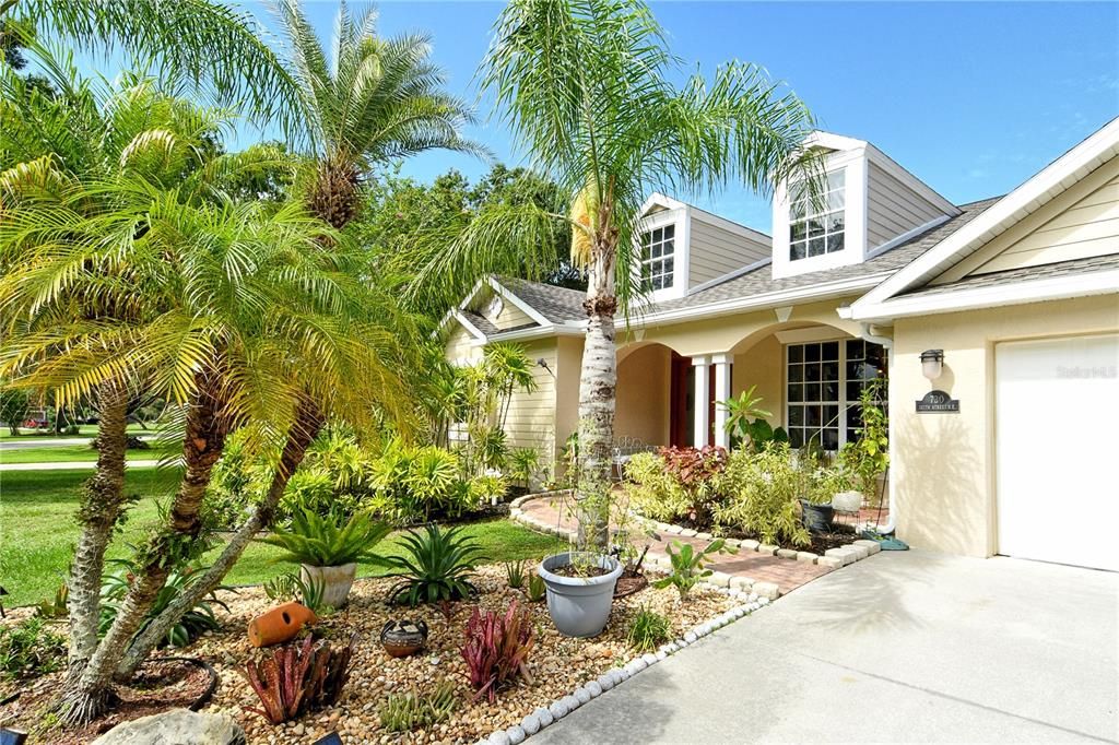 Activo con contrato: $714,990 (4 camas, 3 baños, 2402 Pies cuadrados)