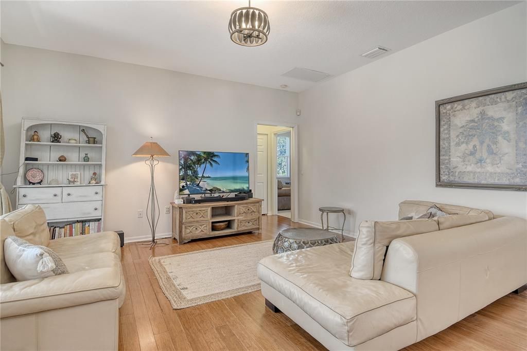 Activo con contrato: $714,990 (4 camas, 3 baños, 2402 Pies cuadrados)