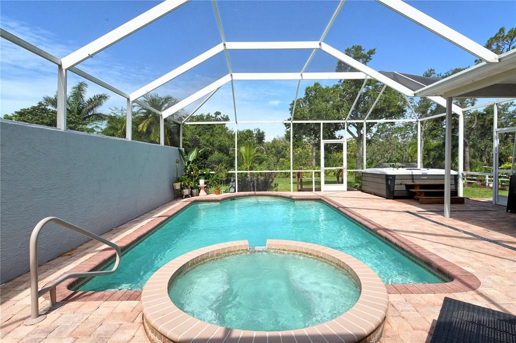 Activo con contrato: $714,990 (4 camas, 3 baños, 2402 Pies cuadrados)