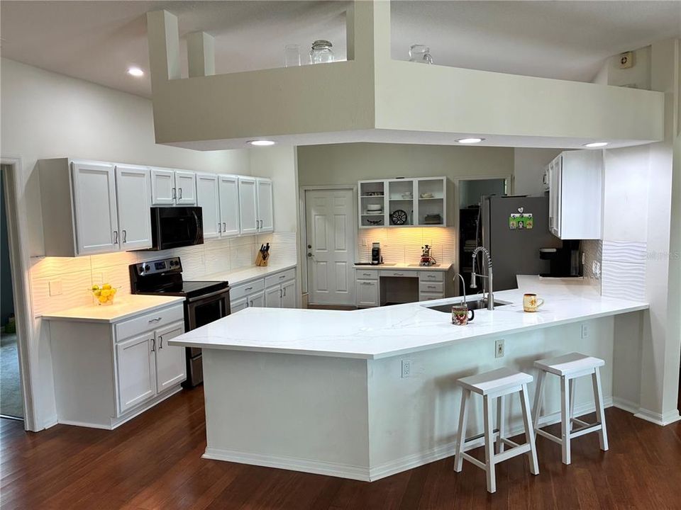 Activo con contrato: $714,990 (4 camas, 3 baños, 2402 Pies cuadrados)