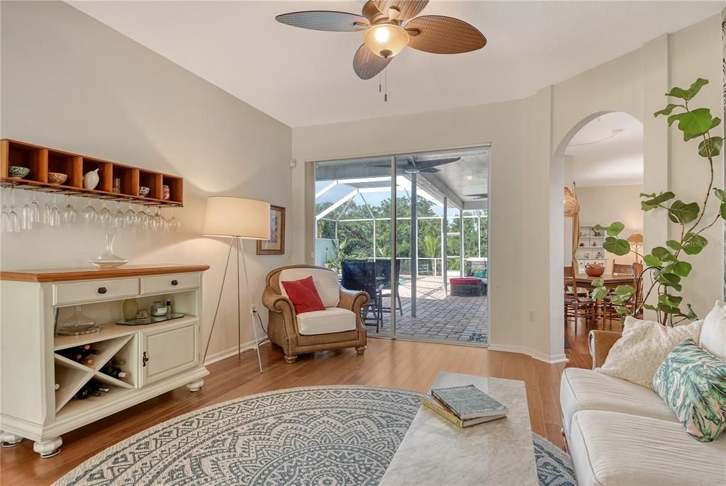 Activo con contrato: $714,990 (4 camas, 3 baños, 2402 Pies cuadrados)