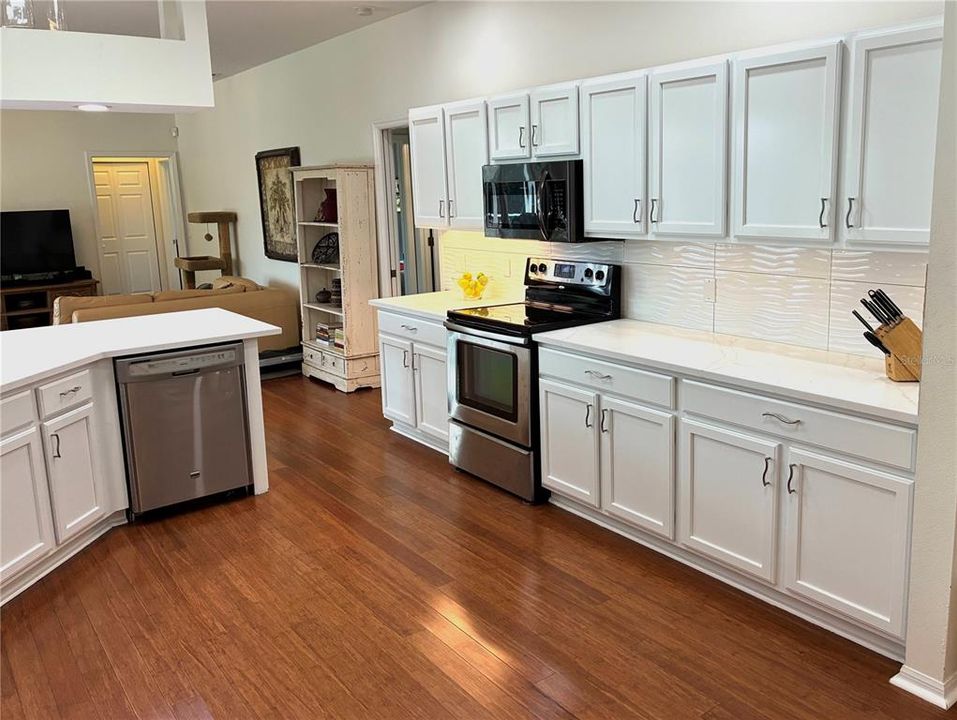 Activo con contrato: $714,990 (4 camas, 3 baños, 2402 Pies cuadrados)