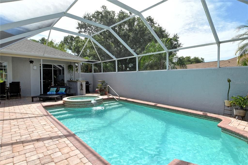 Activo con contrato: $714,990 (4 camas, 3 baños, 2402 Pies cuadrados)