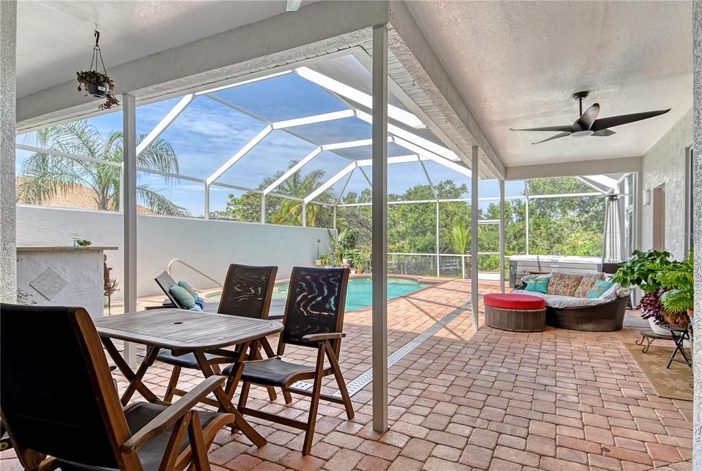 Activo con contrato: $714,990 (4 camas, 3 baños, 2402 Pies cuadrados)