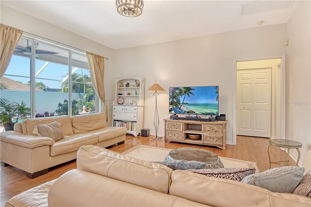 Activo con contrato: $714,990 (4 camas, 3 baños, 2402 Pies cuadrados)