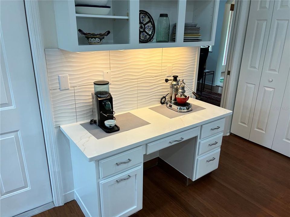 Activo con contrato: $714,990 (4 camas, 3 baños, 2402 Pies cuadrados)