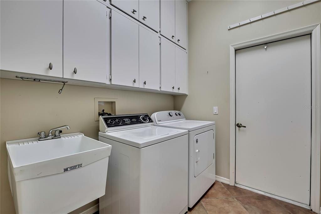 Active With Contract: $369,000 (3 beds, 3 baths, 2376 Square Feet)