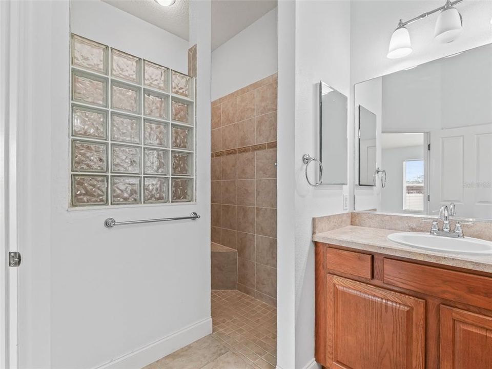 Под контрактом: $329,900 (3 спален, 2 ванн, 1889 Квадратных фут)