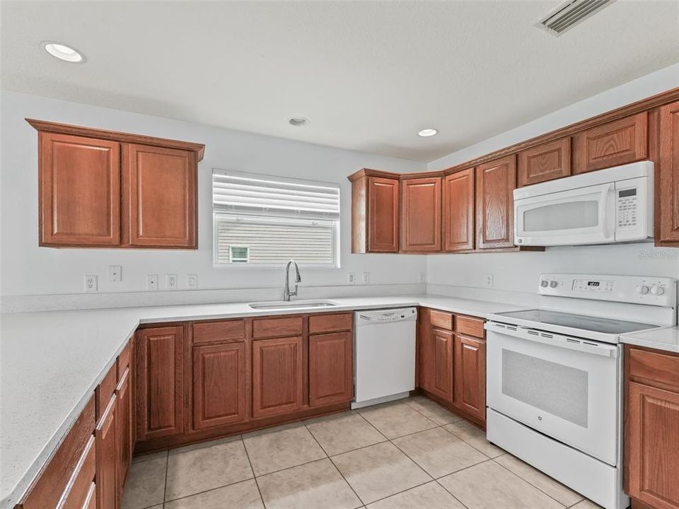 Под контрактом: $329,900 (3 спален, 2 ванн, 1889 Квадратных фут)