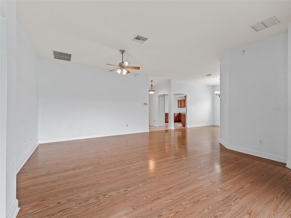 Под контрактом: $329,900 (3 спален, 2 ванн, 1889 Квадратных фут)