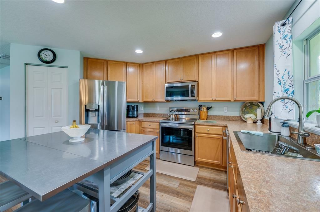 Activo con contrato: $355,000 (3 camas, 2 baños, 1783 Pies cuadrados)