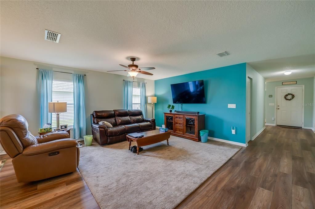 Activo con contrato: $355,000 (3 camas, 2 baños, 1783 Pies cuadrados)