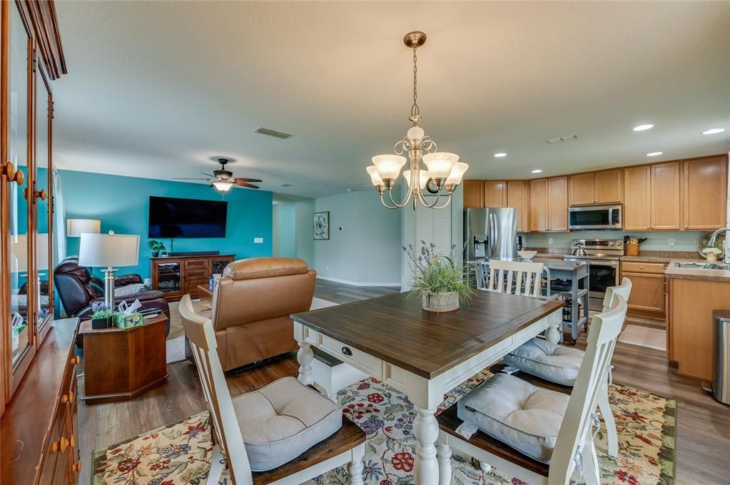 Activo con contrato: $355,000 (3 camas, 2 baños, 1783 Pies cuadrados)