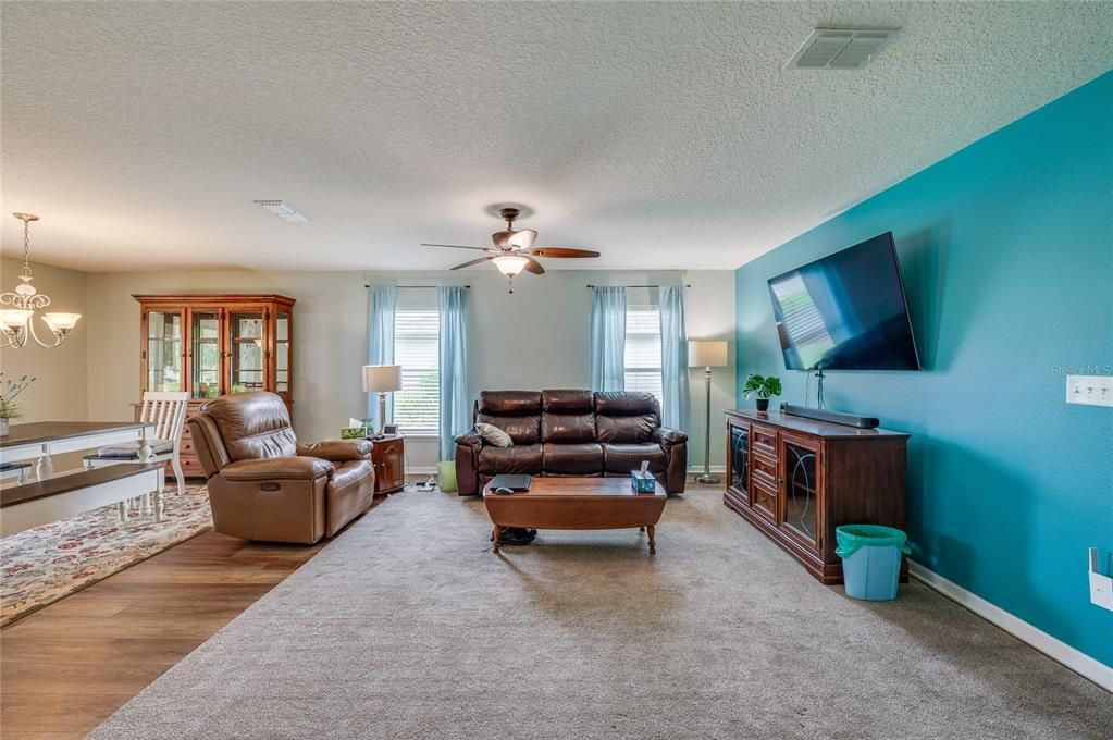 Activo con contrato: $355,000 (3 camas, 2 baños, 1783 Pies cuadrados)