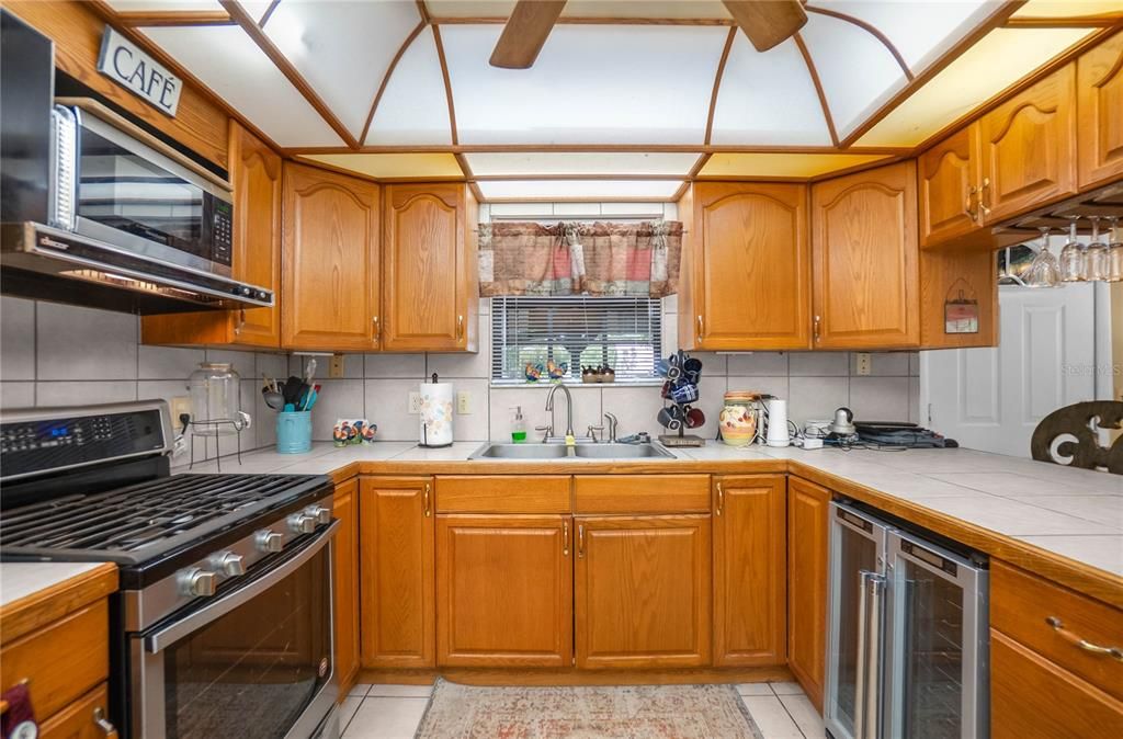 For Sale: $165,000 (2 beds, 1 baths, 676 Square Feet)