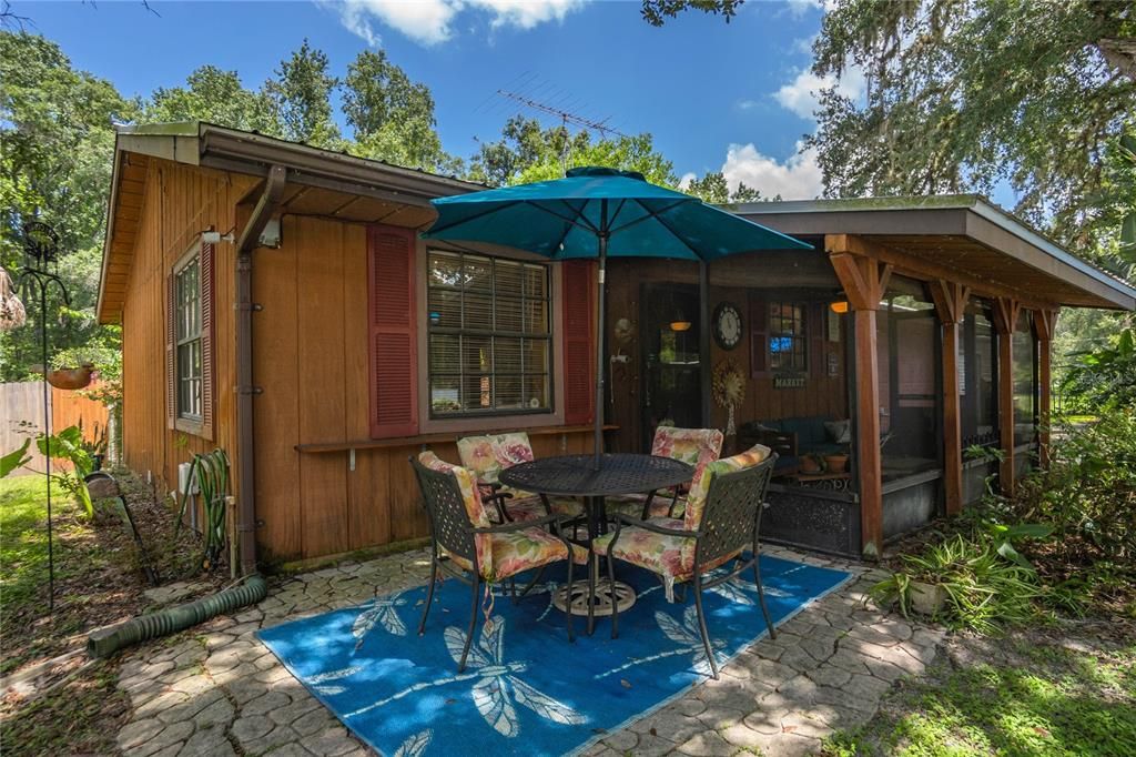 For Sale: $165,000 (2 beds, 1 baths, 676 Square Feet)